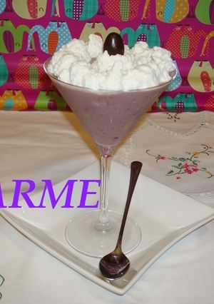 Una foto de Mousse de uvas negras y requesón