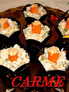 Una foto de Aperitivos en vasito rellenos de ensalada de arroz con surimi