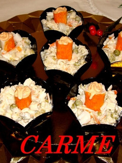 Una foto de Aperitivos en vasito rellenos de ensalada de arroz con surimi