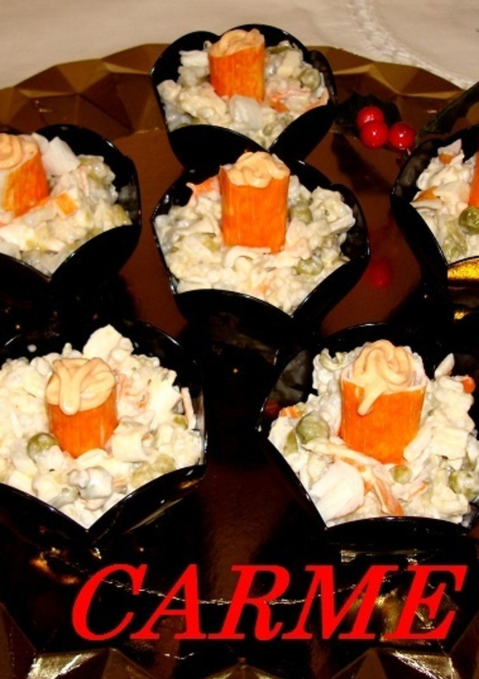Una foto de Aperitivos en vasito rellenos de ensalada de arroz con surimi