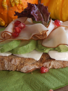 Una foto de Tosta de queso fresco, aguacate y pavo