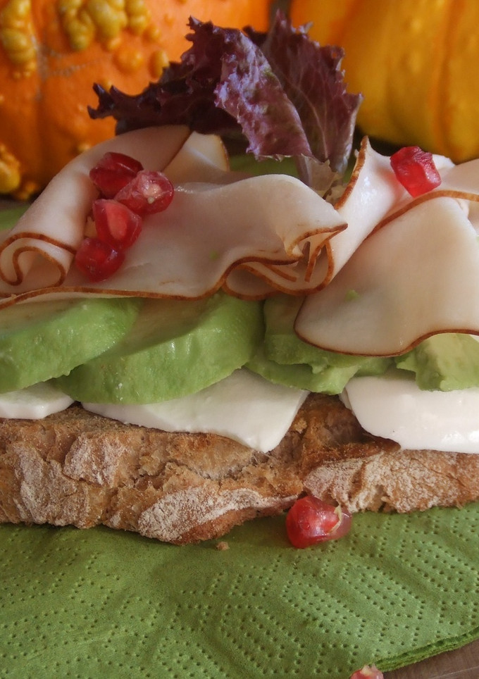 Una foto de Tosta de queso fresco, aguacate y pavo