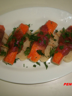 Una foto de Pincho caliente de surimi con jamón Iberico