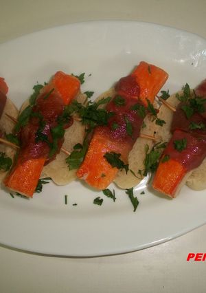Una foto de Pincho caliente de surimi con jamón Iberico