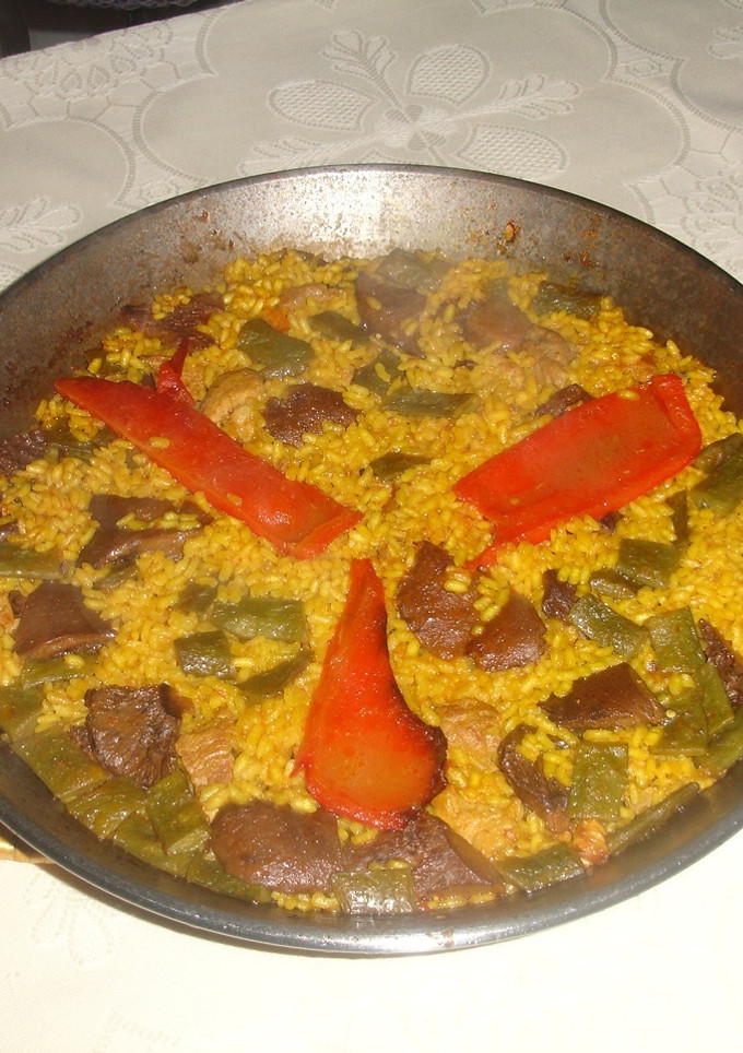 Una foto de Paella de magro y rovellones