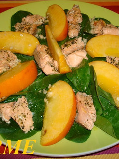 Una foto de Ensalada de espinacas, salmón y kaki
