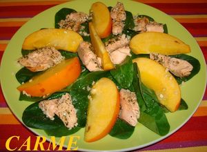Una foto de Ensalada de espinacas, salmón y kaki