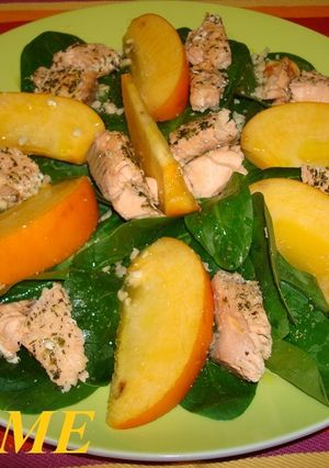 Una foto de Ensalada de espinacas, salmón y kaki