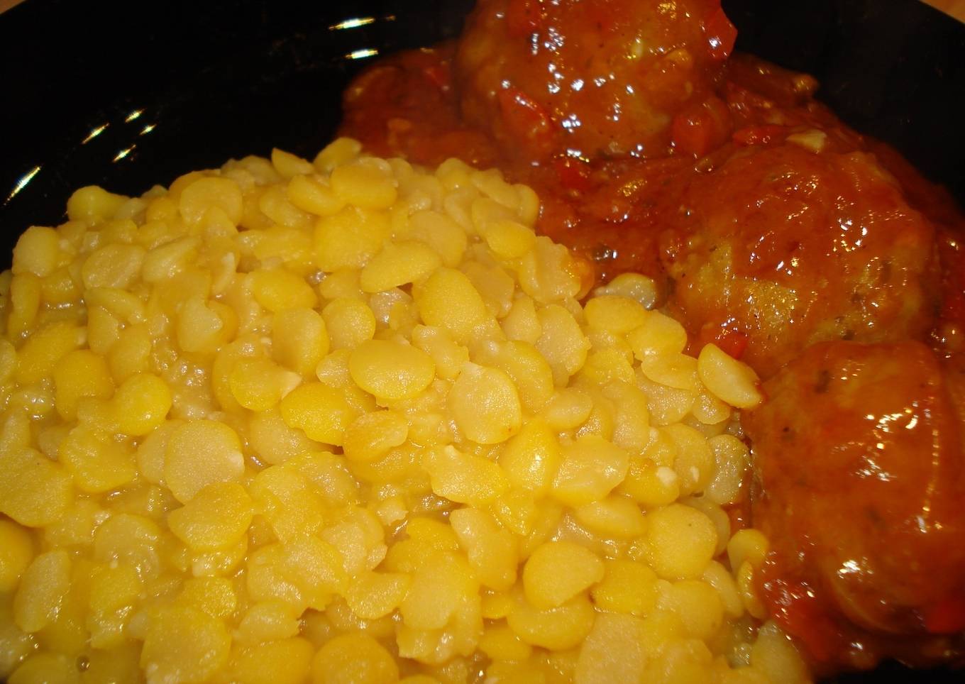 Guisantes amarillos con albóndigas