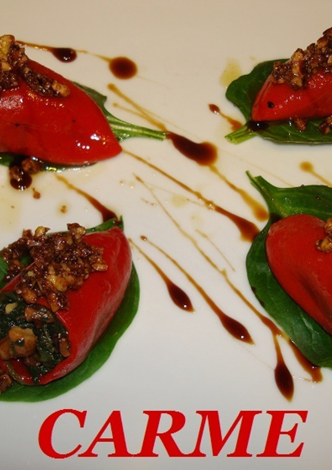 Una foto de Pimientos del piquillo rellenos de espinacas