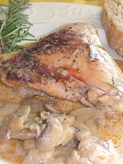 Una foto de Guisado portugués de pollo con champiñones