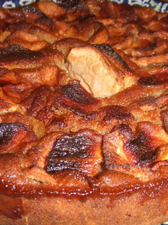 Una foto de Pastel caramelizado de manzanas y caquis