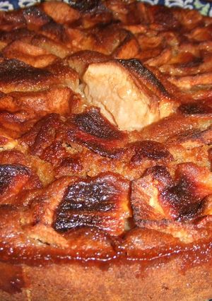 Una foto de Pastel caramelizado de manzanas y caquis