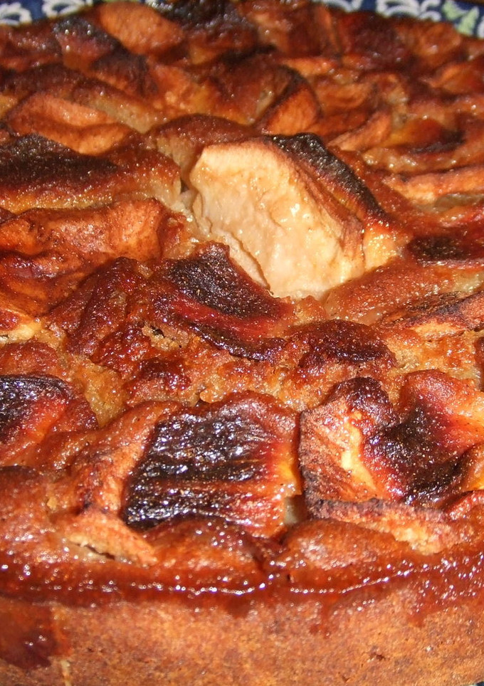Una foto de Pastel caramelizado de manzanas y caquis