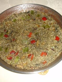 Una foto de Paella de calamares con su tinta