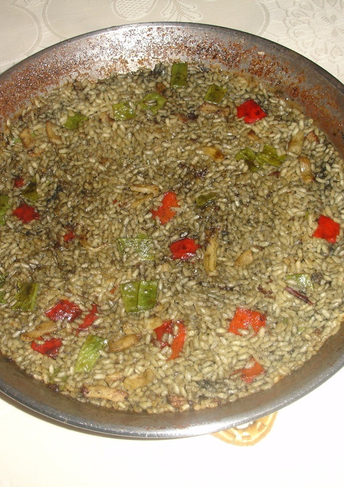 Una foto de Paella de calamares con su tinta
