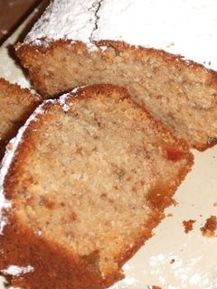 Una foto de Plum cake nevado de nueces y naranja