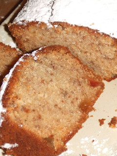 Una foto de Plum cake nevado de nueces y naranja