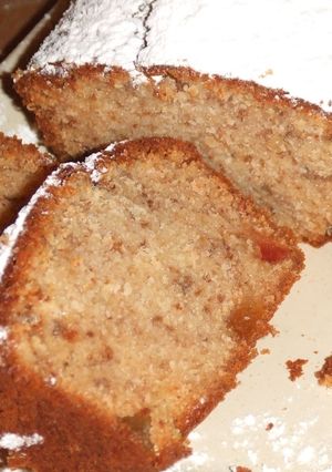 Una foto de Plum cake nevado de nueces y naranja