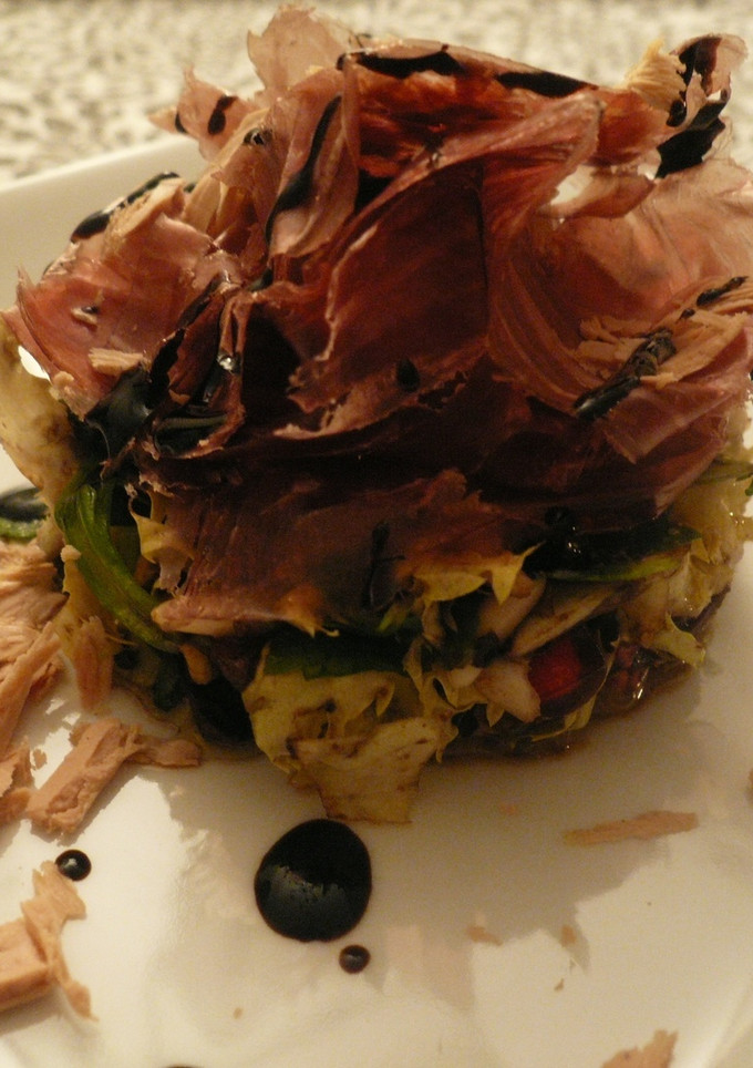 Una foto de Ensalada de pistachos y virutas de foia