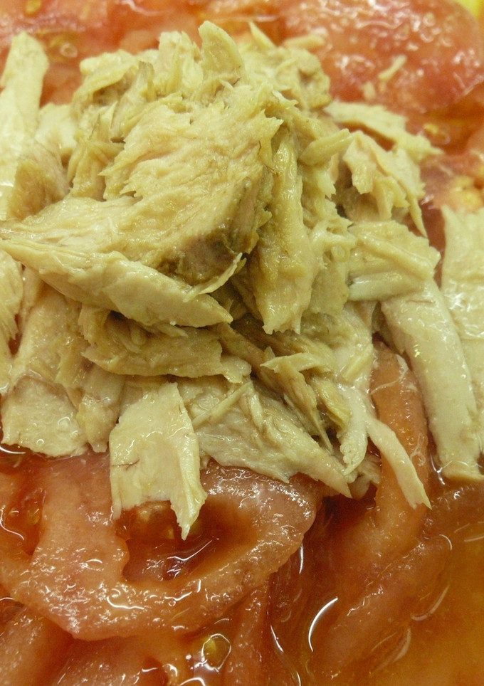 Una foto de Ensalada de tomate y ventresca