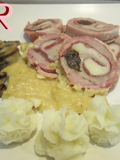Una foto de Solomillo ibérico relleno ibérico con salsa de membrillo