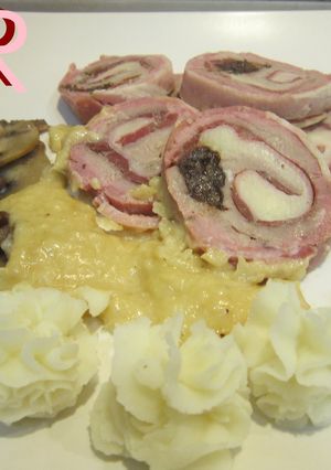 Una foto de Solomillo ibérico relleno ibérico con salsa de membrillo