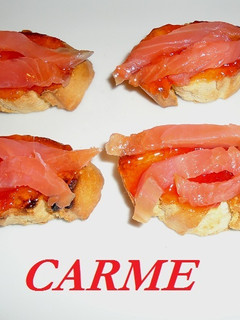 Una foto de Tostas con salmón ahumado en aceite