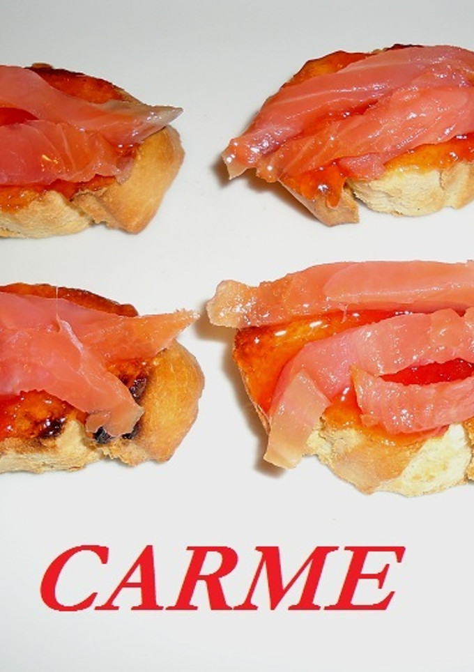 Una foto de Tostas con salmón ahumado en aceite