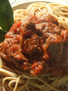 Una foto de Jabalí guisado al Madeira con pasta integral