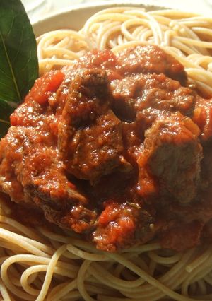 Una foto de Jabalí guisado al Madeira con pasta integral