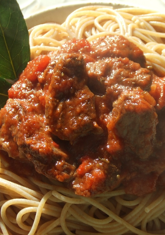 Una foto de Jabalí guisado al Madeira con pasta integral