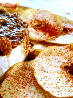 Una foto de Coulant de camembert al almíbar de frutos secos con chips de manzana