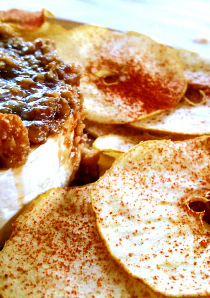 Una foto de Coulant de camembert al almíbar de frutos secos con chips de manzana