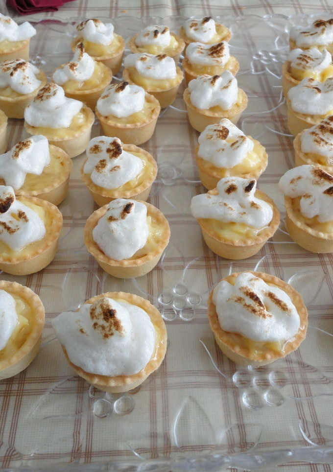 Una foto de Tartaletas de crema de cabello de ángel y merengue quemado