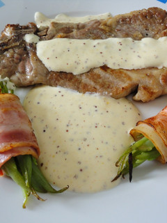 Una foto de Chuleta de cerdo con salsa de camembert a la mostaza antigua