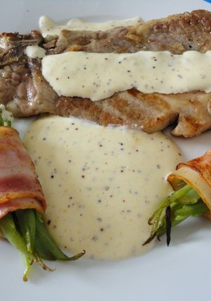 Una foto de Chuleta de cerdo con salsa de camembert a la mostaza antigua