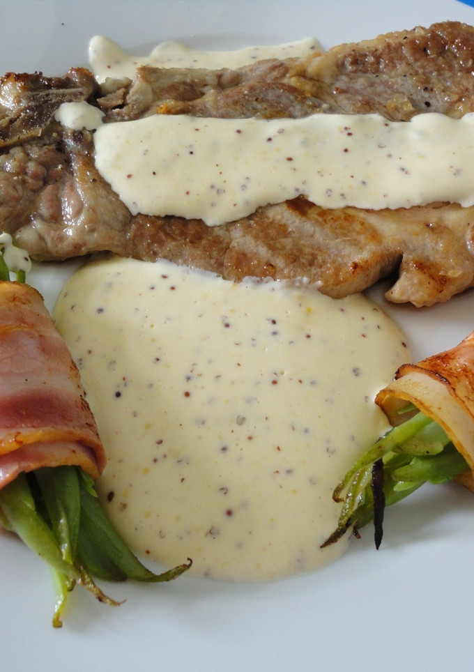 Una foto de Chuleta de cerdo con salsa de camembert a la mostaza antigua