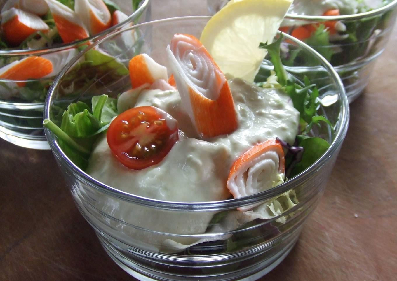 Ensalada de surimi con mayonesa de aguacate<br />