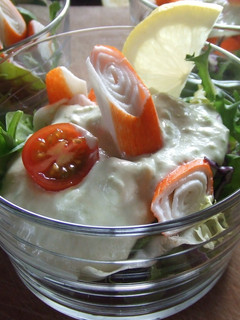 Una foto de Ensalada de surimi con mayonesa de aguacate