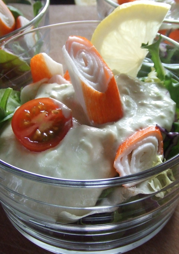Una foto de Ensalada de surimi con mayonesa de aguacate