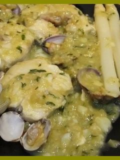 Una foto de Merluza a la vasca con espárragos