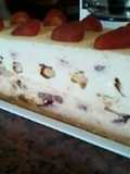 Postre de crema y frutillas