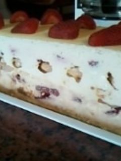 Una foto de Postre de crema y frutillas