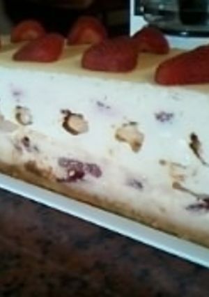 Una foto de Postre de crema y frutillas