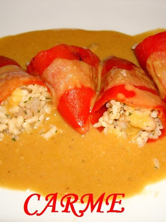 Una foto de Pimientos del piquillo rellenos de arroz y gambas