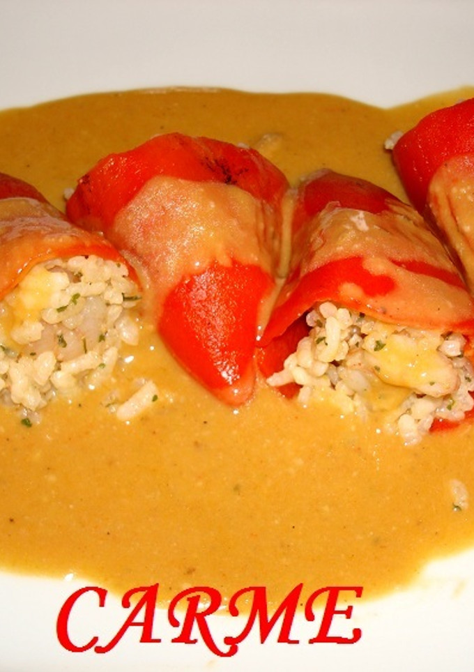 Una foto de Pimientos del piquillo rellenos de arroz y gambas