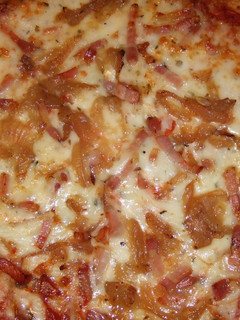 Una foto de Pizza de bacón y cebolla caramelizada