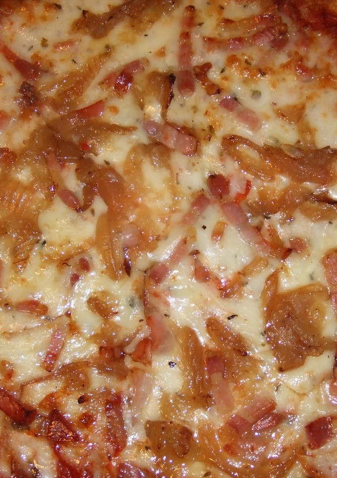 Una foto de Pizza de bacón y cebolla caramelizada