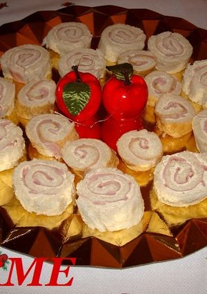 Una foto de Canapés enrollados de jamón y queso a las finas hierbas